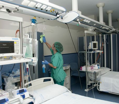 Un employé du Groupe SIFU nettoyant une chambre d'hôpital