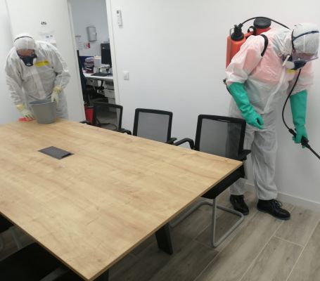 Des employés du Grupo SIFU désinfectent un bureau